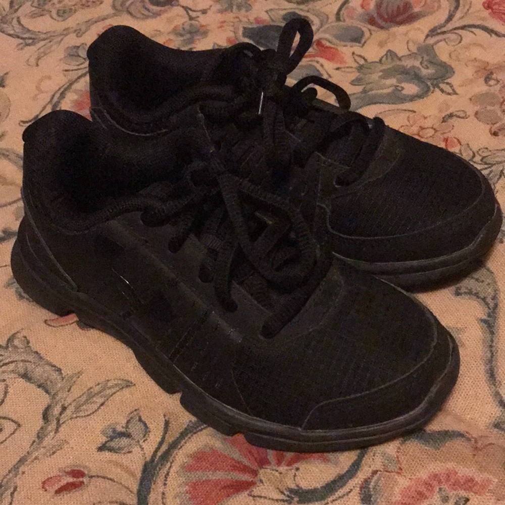 Under Armour black tennis shoes kids size 12